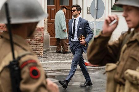 Dominic Cooper in bester Bond-Manier.