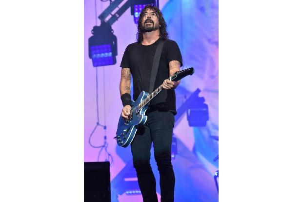 Da wollte auch Foo Fighter Dave Grohl nicht zurückstehen. Als er während eines Konzerts im schwedischen Göteborg von der Büh...