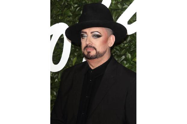 Liebe kann eben manchmal wehtun: Als ein Fan vor einem Pub seinen Hut als Souvenir greifen wollte, wurde Boy George beim Han...