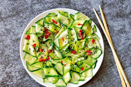 Mit einem Wassergehalt von 90 bis 95 Prozent gehören Salatgurken zu den besonders kalorienarmen Gemüsesorten (16 kcal/100 g)...