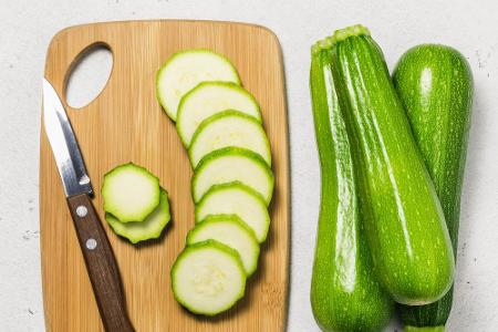 Pro 100 Gramm haben Zucchini nur 19 Kilokalorien. In spiralisierter Form sind sie ein perfekter Ersatz für Nudeln. Sie sind ...