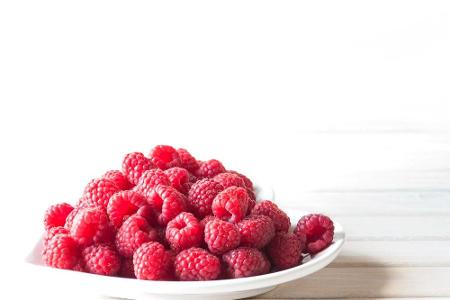 Gute Nachricht für Süßmäuler: Himbeeren können ohne schlechtes Gewissen genascht werden - sie haben schlanke 33 Kalorien pro...