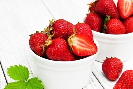 Sie mögen lieber Erdbeeren? Kein Problem! Die haben den gleichen Kaloriengehalt wie Himbeeren und dürfen guten Gewissens ges...