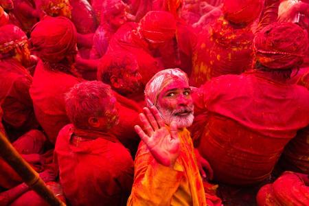 Die Farbe Rot spielt auch beim indischen Holi-Fest eine Rolle. Ganze Städte hüllen sich in ein buntes Farbengemisch aus Pulv...