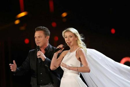 Mit Florian Silbereisen als Trauzeuge heiratete Schlagerstar Stefan Mross seine Anna-Carina am 6. Juni vor laufenden TV-Kame...