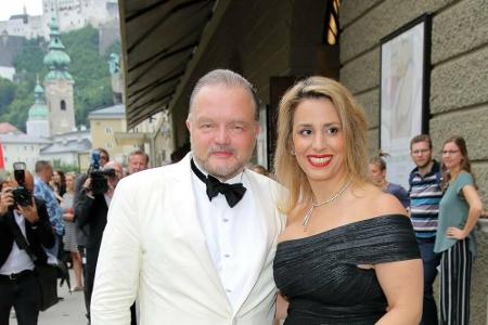 Nicht so ausladend wie geplant, dafür umso intimer, heiratete Fürst Alexander zu Schaumburg-Lippe im September zum dritten M...