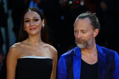 Radiohead-Sänger Thom Yorke und seine Freundin Dajana Roncione gaben sich Ende September vor 120 maskierten Gästen und unter...