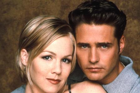 Jennie Garth (47) spielte im Original die Rolle der Kelly Taylor. Die hatte sowohl eine Beziehung mit Jason Priestleys Brand...