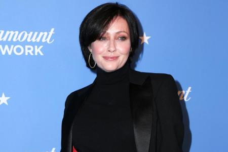 Wegen Streitereien mit ihren Kollegen musste Doherty die Serie verlassen. Von 1998 bis 2001 gab sie in 
