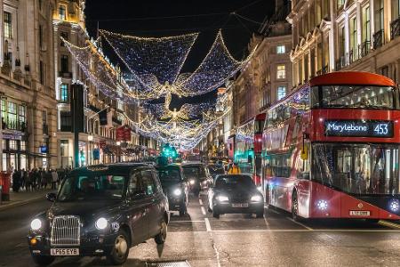 Weihnachten ist auch für die Engländer das Fest der Liebe. Deswegen stellen sie in jedem Raum Mistelzweige auf: Küssen ist a...