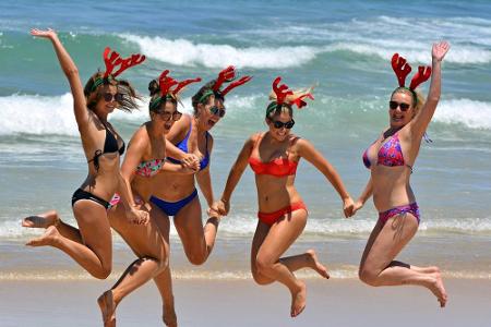 In Australien feiern die Christen Weihnachten am Strand. Bei über 30 Grad im Schatten lässt es sich gut aushalten. Von Schne...