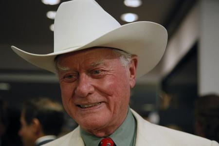 Im November 2012 erlag Schauspieler Larry Hagman mit 81 Jahren dem Krebs. Im TV-Remake seiner Kultserie 