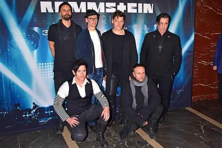 ...man die Bandmitglieder so brav gemeinsam posieren, wie bei der Premiere der 2017 erschienenen Dokumentation 'Rammstein: P...