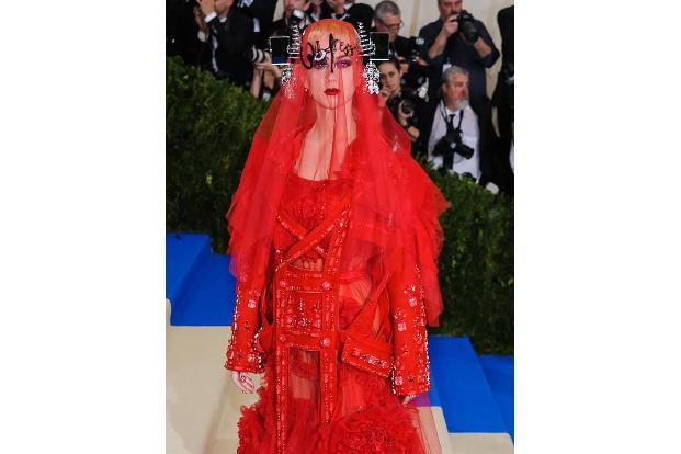 ...'Rei Kawakubo/Comme des Garçons: Art of the In-Between' also die Kunst des Dazwischen. Damit feierte man die japanische D...
