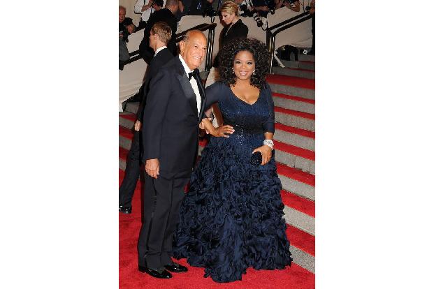 ...war auch mal Oprah Winfrey, die sich von Oscar de la Renta über die berühmten Stufen des Metropolitan Museum of Art begle...