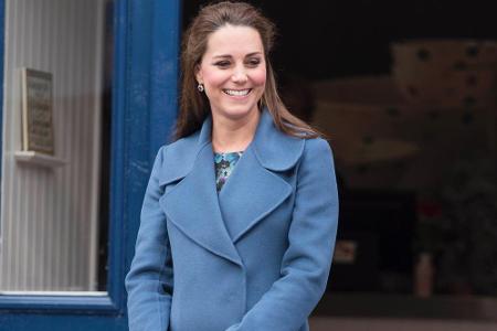 Kate zeigt sich besonders gerne in blauen Outfits, so auch in diesem Sportmax-Mantel. Im Jahr 2015 trug sie ihn als sie mit ...