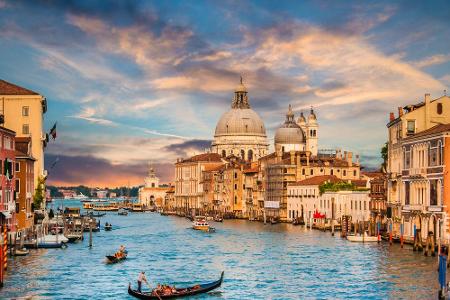 Das gleiche Problem hat Venedig. Schließlich wurde die Stadt mitten ins Meer gebaut. In der Hochwassersaison steht das Wasse...