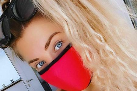 Unter dieser knallroten Maske steckt ein Reality-TV-Sternchen... Erkennen Sie die Blondine?