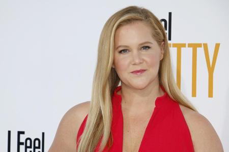 Es ist US-Komikerin Amy Schumer, die wohl noch nicht ganz verstanden hat, dass die Maske nur Mund und Nase bedecken soll.