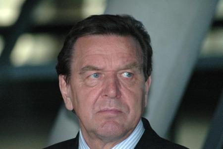 Richtig! Es ist Altkanzler Gerhard Schröder, der Anfang Mai mit Ehefrau Soyeon Schröder-Kim eine Gedenkfeier besuchte.