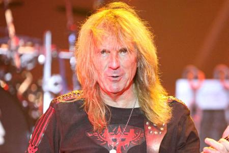 Judas-Priest-Gitarrist Glenn Tipton traf 2018 ein schwerer Schicksalsschlag. Seine Parkinson-Krankheit war so weit fortgesch...