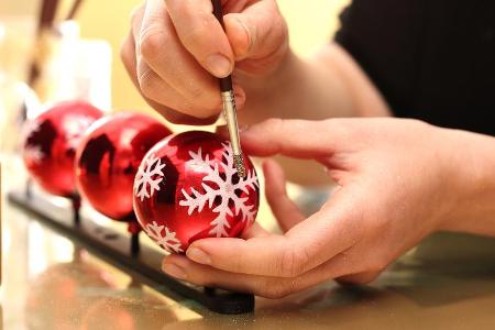 Personalisierte Christbaumkugeln bereiten an Weihnachten viel Freude.