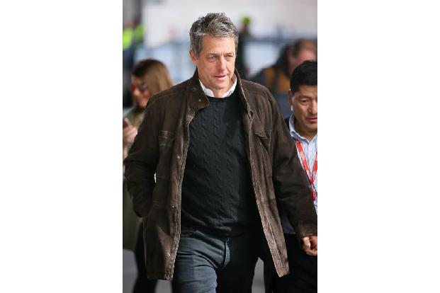...Hugh Grant passiert alles ein wenig später im Leben. Erst vor Kurzem trat er vor den Traualtar, und auch alle drei Kids d...