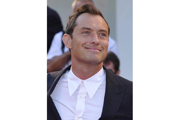 ...wenigstens Jude Law hatte da was zu schauen und zu grinsen, der in der Serie 'The Young Pope' als Papst zu sehen sein wir...