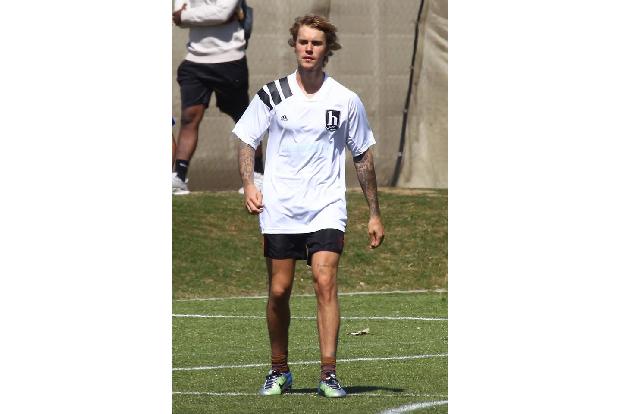 Andere setzen sich handfester zur Wehr: Justin Bieber hat schon mehrfach aufdringliche Fotografen verprügelt. Meist kommen d...