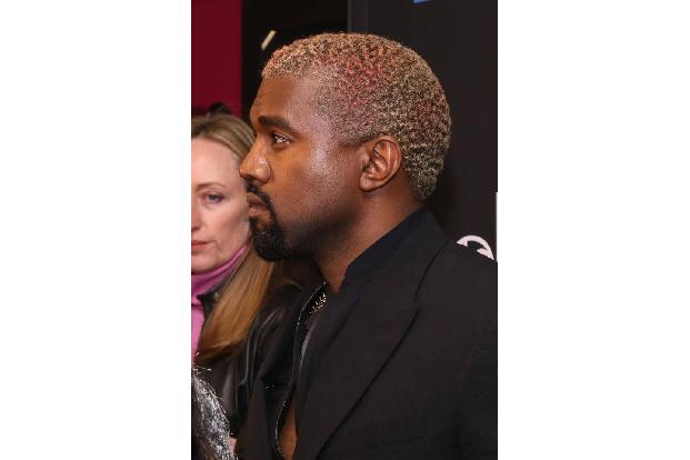 Auch Kanye West zögert nicht, zur Not selbst Hand anzulegen, wenn ihm die Presse ungefragt auf den Pelz rückt. So nimmt er a...
