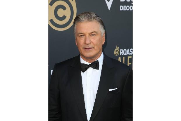 …hat der Star kräftig zugelangt. So hat er unter anderem Fotografen gegen Autos geworfen. Doch Alec Baldwin geht generell sc...