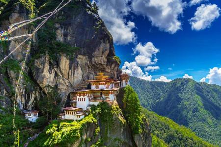 Hoch hinauf geht es in Bhutan. Das liegt im Durchschnitt 3.280 Meter über NN. Da kann nicht einmal Nepal das Wasser reichen,...