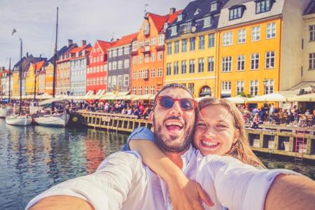 Wo leben die glücklichsten Menschen der Welt? In den letzten Jahren hatten die Skandinavier beim Happiness Report die Nase v...