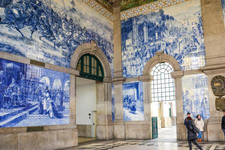 Die Azulejos, typisch blau-weiße Fliesen, erzählen in der Ankunftshalle des hiesigen Bahnhofs die Geschichte Portugals.