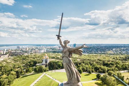 Auf dem Mamajew-Hügel in Kiew (Ukraine) steht die Mutter-Heimat-Statue. Sie ist 85 Meter hoch und soll an den Sieg der Strei...