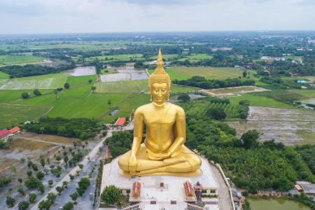 Ein wahrer Riese ist die Buddha-Statue des thailändischen Tempels Wat Muang in der Provinz Ang Thong. Über 93 Meter ist dies...