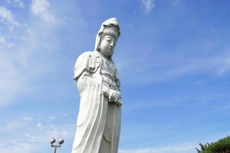 Die 1991 eingeweihte Statue Daikannon steht im Norden Japans. Mit einer Höhe von 100 Metern, inklusive acht Meter Sockel, zä...
