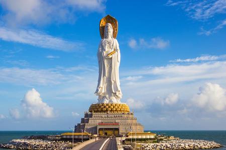 Mit einer Gesamthöhe von 108 Metern ist die Guanyin-Statue von Nanshan, auf der chinesischen Insel Hainan, ebenfalls ein wah...