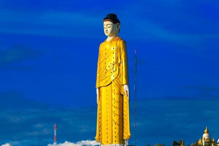116 Meter misst die Kolossalstatue Laykyun Setkyar. Sie stellt einen Buddha dar und befindet sich auf dem Po-Khaung-Hügel in...