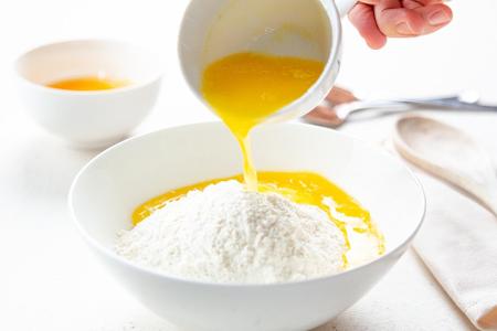 Warme Butter lässt sich zwar leichter verarbeiten, erhöht aber auch das Risiko, dass das Gebäck im Ofen die Form verliert.