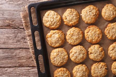 Auch nach dem Backen lauern Gefahren: Kühlen die Plätzchen auf dem noch warmen Blech aus, backen sie womöglich nach und werd...