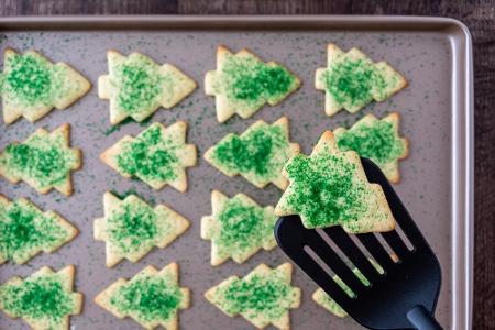 Deko mag schön aussehen, kann aber auch schnell den weihnachtlichen Geschmack der Plätzchen überdecken. Hier gilt also: weni...