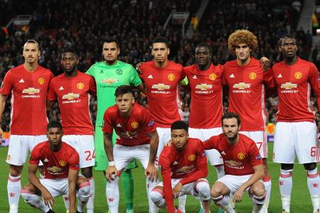 ... Manchester United trägt das Chevrolet-Logo seit 2012 auf der Brust, der 2021 auslaufende Deal ist den Amerikanern jährli...