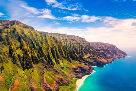 Na Pali Coast wird von vielen als die schönste Steilküste der Welt bezeichnet. Auf der hawaiianischen Insel Kauai ragt sie ü...
