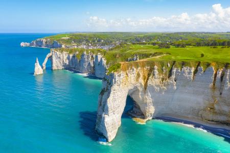 In Frankreich sorgt die Alabasterküste in Pays de Caux für große Augen. Die Steilküste in der Normandie entstand vor Million...