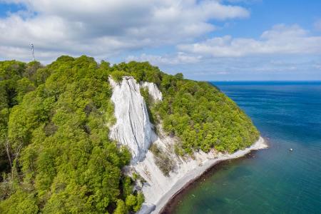 Zu den berühmten Kreidefelsenformationen in Deutschland zählt der Königsstuhl auf der Insel Rügen. Der Felsvorsprung ist run...
