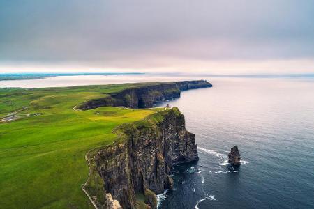 Im Südwesten Irlands sind die Cliffs of Moher zu finden. Diese Steilküste gehört zu den spektakulärsten, die Europa zu biete...