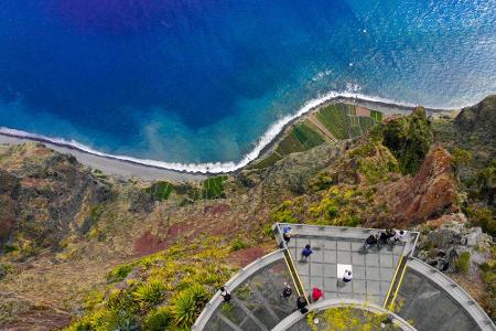 Knapp 600 Meter ist die Klippe Cabo Girão auf Madeira hoch. Das Besondere: Auf einer gläsernen Aussichtsplattform blicken To...