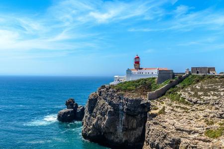 Im Südwesten der Algarve (Portugal) sind ebenfalls beeindruckende Felsformationen zu finden. Cabo de São Vicente bildet die ...