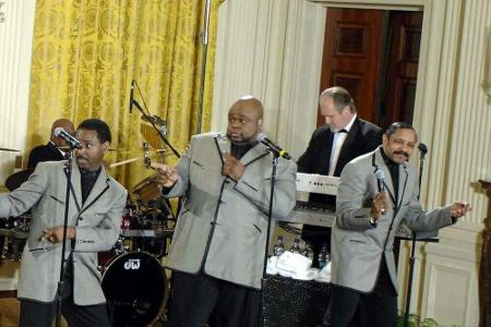 Bruce Williamson (Mitte), der Sänger der US-Band The Temptations, ist am 6. September an den Folgen einer Covid-19-Erkrankun...